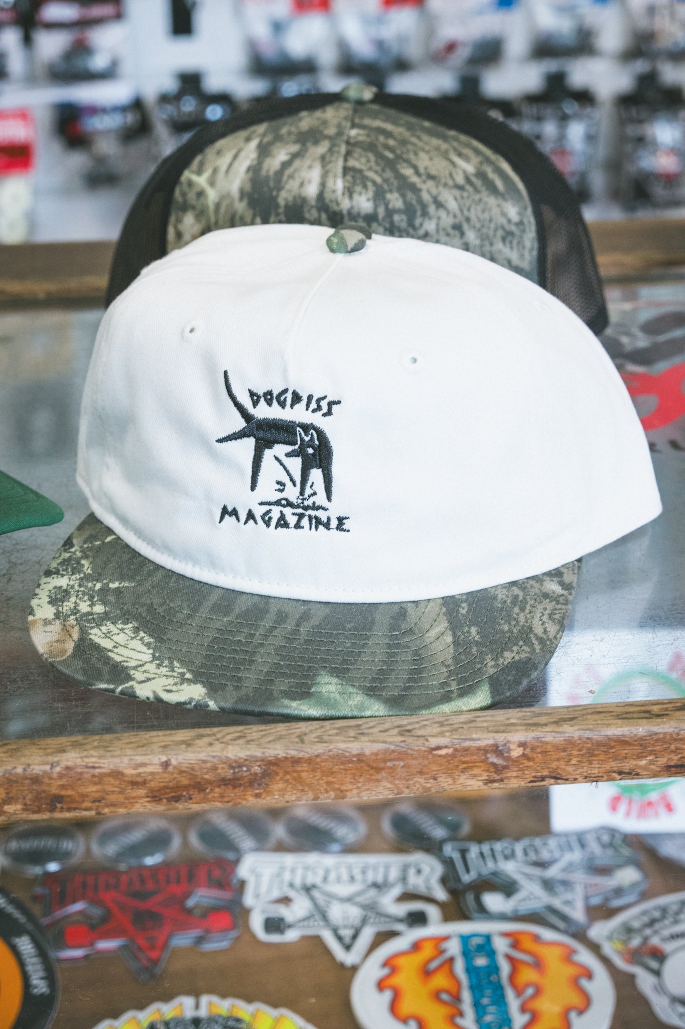 Dogpiss Magazine Delta Mojo Off White / Woodlnad Camo Surf Cap
